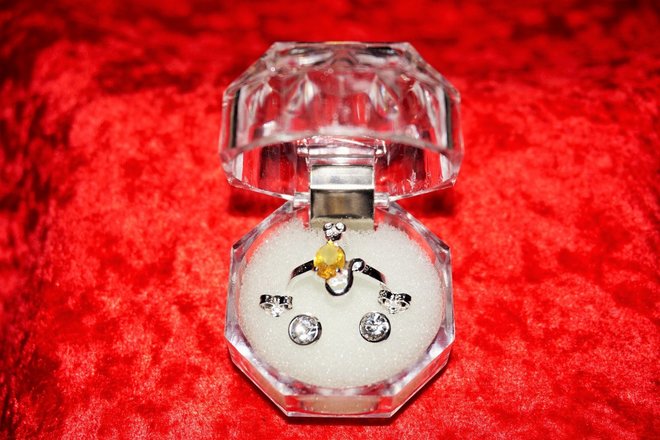 360-925 Stamped Rings & Earrings & Acrylic Gift Boxes
