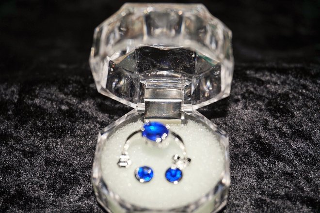 360-925 Stamped Rings & Earrings & Acrylic Gift Boxes