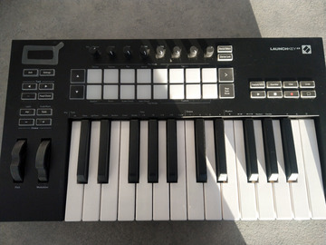 Myydään: Novation Launchkey-25 MIDI Keyboard