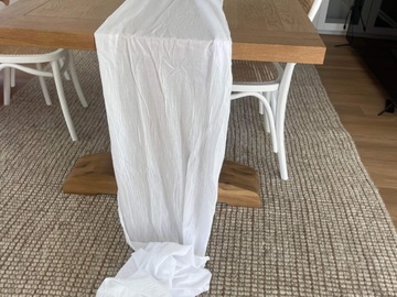 Selling: 35 meters of table runners 
