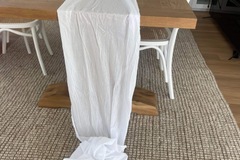 Selling: 35 meters of table runners 
