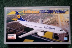 Selling with online payment: Minicraft 1/144 Boeing 737-300 Lufthansa "FutBol" #14619