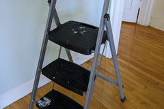 Renting out with online payment: Rubbermaid 3 Step Stool Ladder
