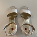 Myydään (Yksityinen): Höglin korkeakorkoiset valkoiset sandaalit
