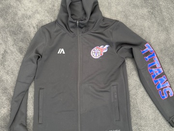 Selling with online payment: Titans hoodie size XS