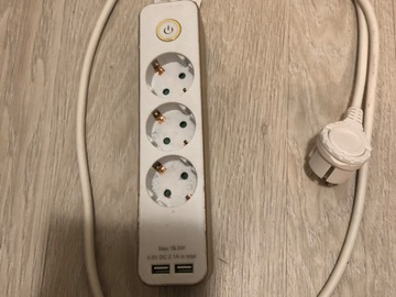 Myydään: Power strip with usb A plug