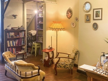 Walk-in: A vintage place for good vibes and good workers! 