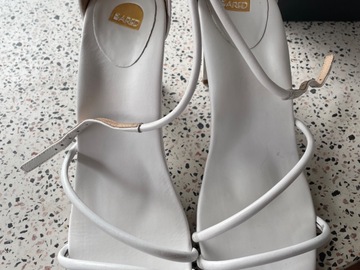 Selling: Bared heels 