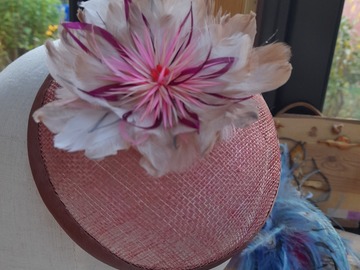 Vente au détail: bibi rosé avec fleur  en plumes