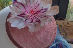 Vente au détail: bibi rosé avec fleur  en plumes