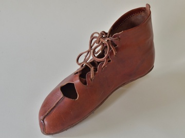 Produkcja: Halbhohe spätrömische Schuhe, 3. Jh. n. Chr. Modell L 04 Ramshaw