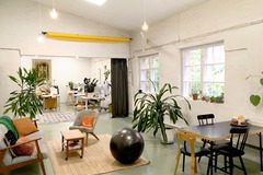 Coworking space: Pöytäpaikkoja Kalliossa / Table spaces in Kallio