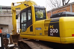 En alquiler: EXCAVADORA SOBRE ORUGAS KOMATSU PC200 LC