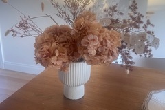Selling: 10 x cream/white vases 