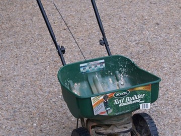Renting out with online payment: Lawn seed / fertilizer spreader