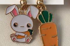 Vente au détail: Boucles d'oreille lapin et carotte, clips d'oreille asymétriques 
