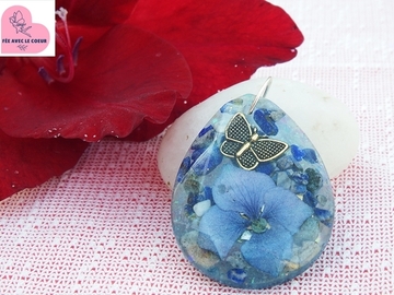 Sale retail: pendentif orgonite 'fleur bleue, papillon"