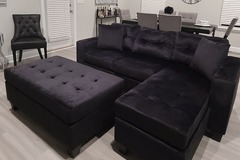 Selling without online payment: Black velvet reversible sectional with ottoman 