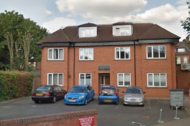  London, UK RENT A PRIVATE DRIVE, 1 MINUTE FROM THE TUBE
