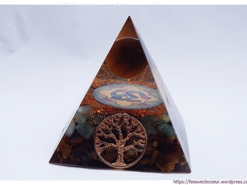 Vente au détail: Orgonite pyramide "planète brune"