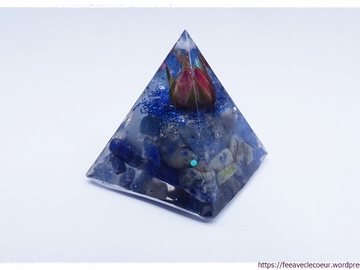 Sale retail: Mini Pyramide orgonite "bleu rose"