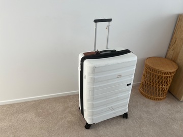 Renting out with online payment: White Suitcase - Large
