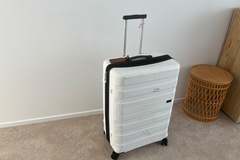 Renting out with online payment: White Suitcase - Large