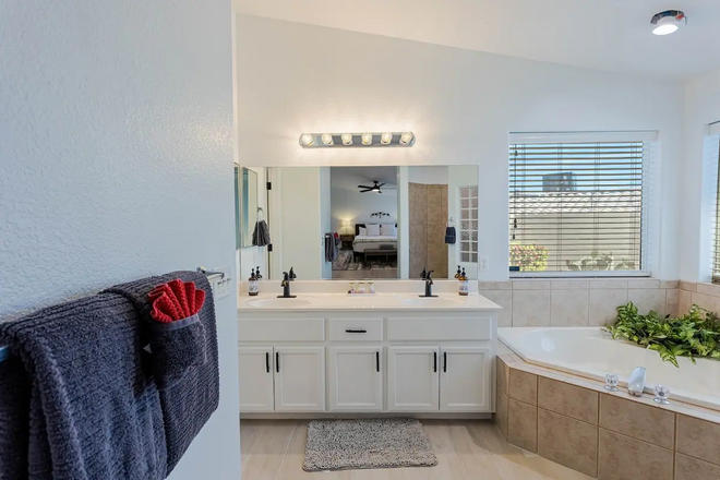 Sunset Paradise | Pool | BBQ | Smart TV | Sleeps10