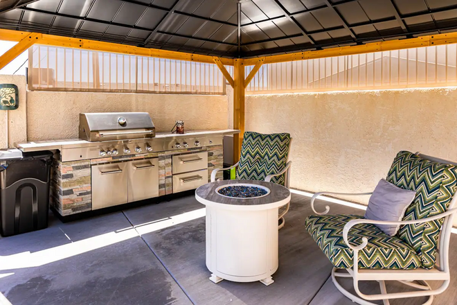 Sunset Paradise | Pool | BBQ | Smart TV | Sleeps10