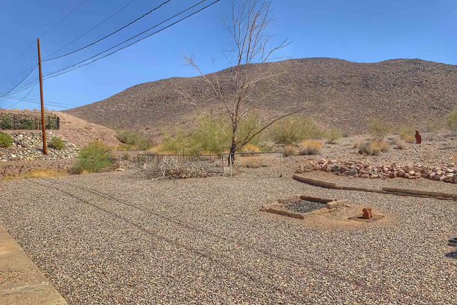 Desert Backdrop | Trail Access | Pets | Fire pit