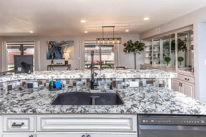HavaSunny Stay - Pool | Spa | Game Room | Fire Pit