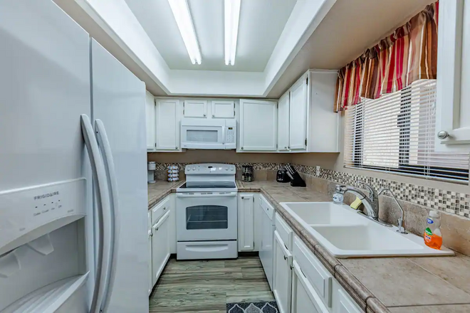 Long Stays | Lake Views | Pool | Spa | Central