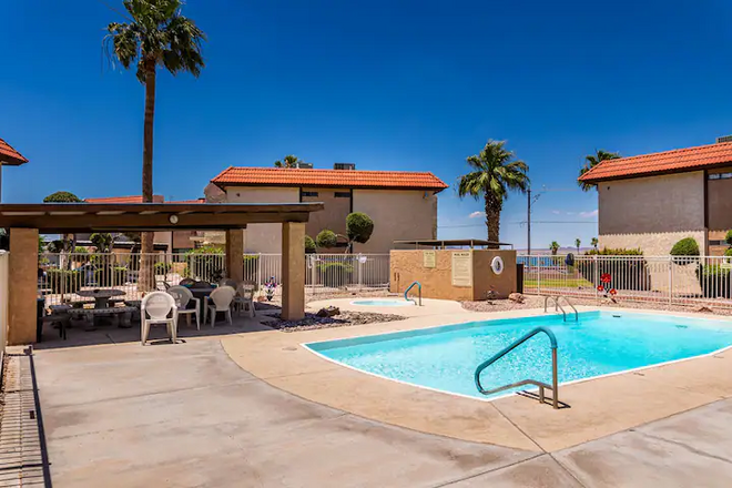 Long Stays | Lake Views | Pool | Spa | Central