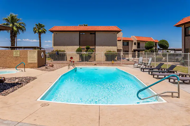 Long Stays | Lake Views | Pool | Spa | Central