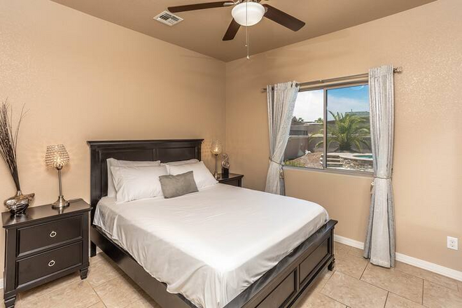 Luxury Home - Pool | Spa | 3BRM | Minutes To Lake