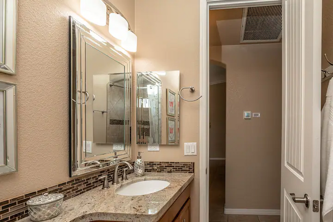 Luxury Home - Pool | Spa | 3BRM | Minutes To Lake