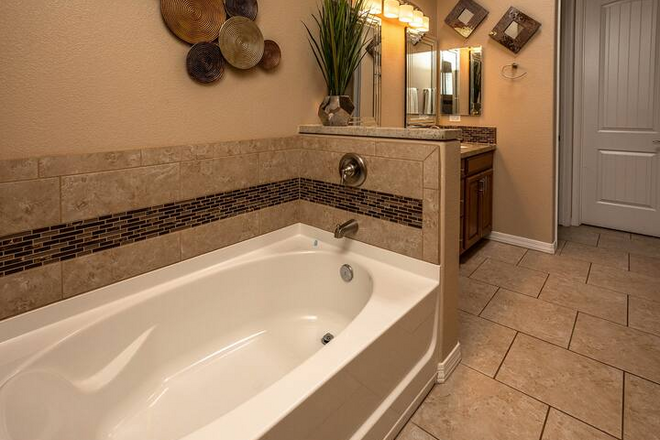 Luxury Home - Pool | Spa | 3BRM | Minutes To Lake