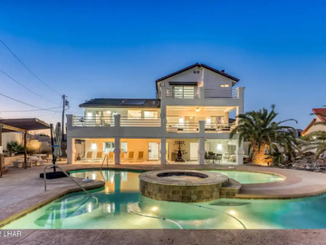 Renting out per night.: LakeView | Minute From New Launch | Pool/Spa | Fun