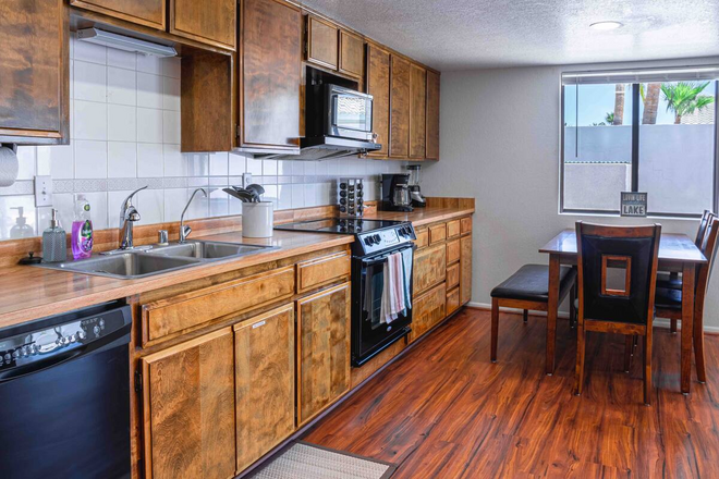 Cheerful Pool Home | 10Min To Lake | Clean | Cozy