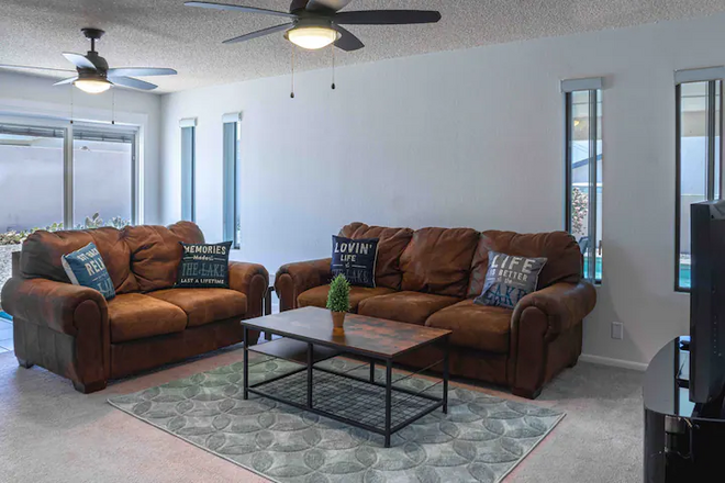 Cheerful Pool Home | 10Min To Lake | Clean | Cozy