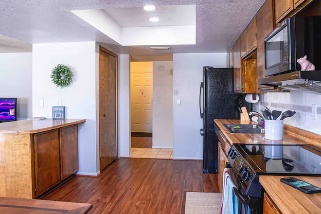 Cheerful Pool Home | 10Min To Lake | Clean | Cozy