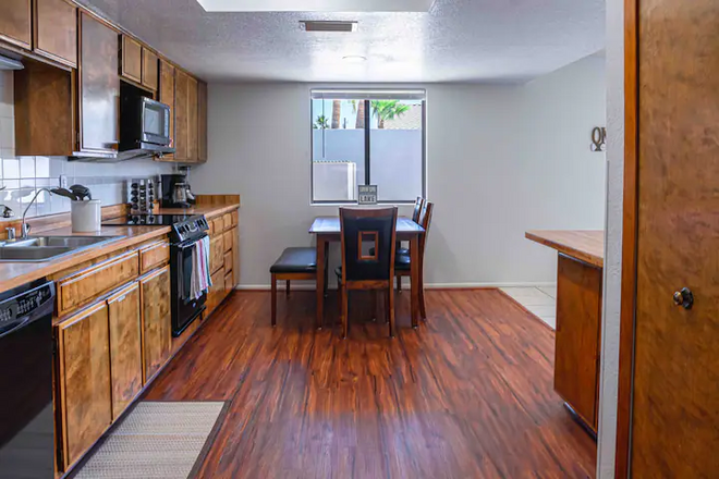 Cheerful Pool Home | 10Min To Lake | Clean | Cozy
