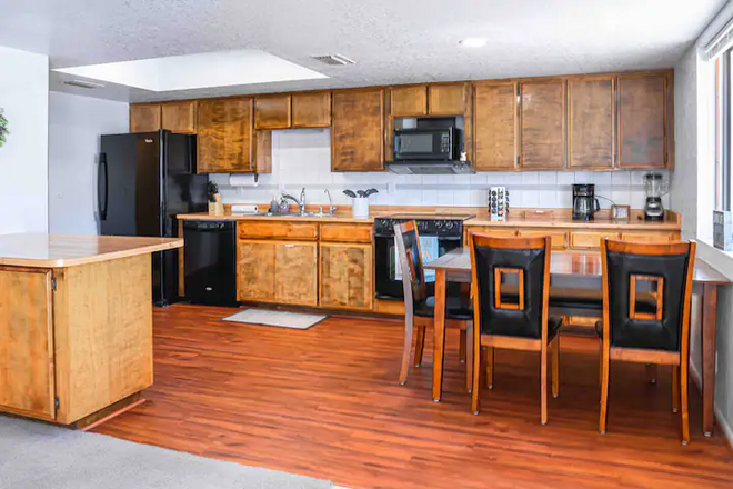 Cheerful Pool Home | 10Min To Lake | Clean | Cozy