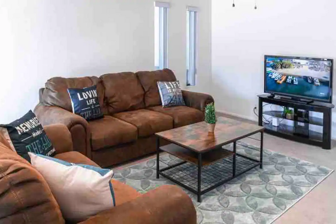 Cheerful Pool Home | 10Min To Lake | Clean | Cozy