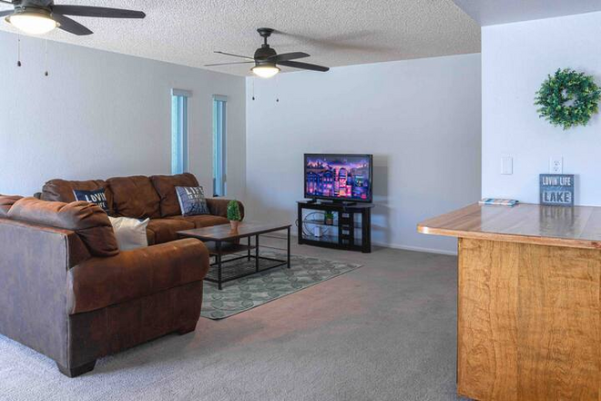 Cheerful Pool Home | 10Min To Lake | Clean | Cozy