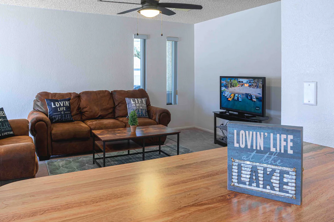 Cheerful Pool Home | 10Min To Lake | Clean | Cozy