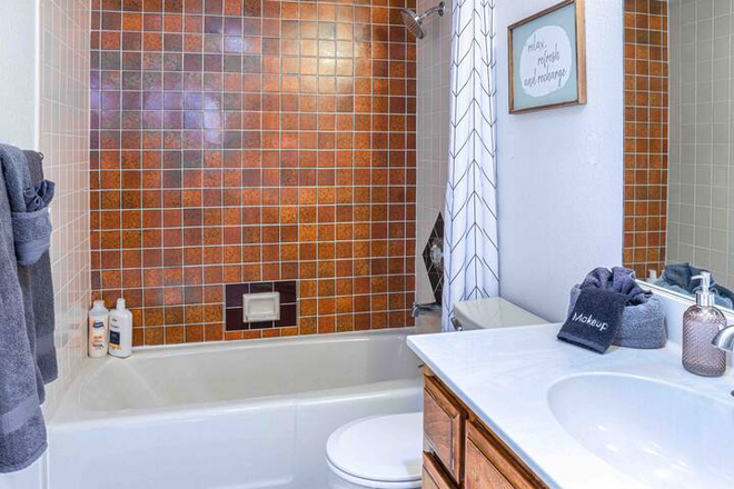 Cheerful Pool Home | 10Min To Lake | Clean | Cozy