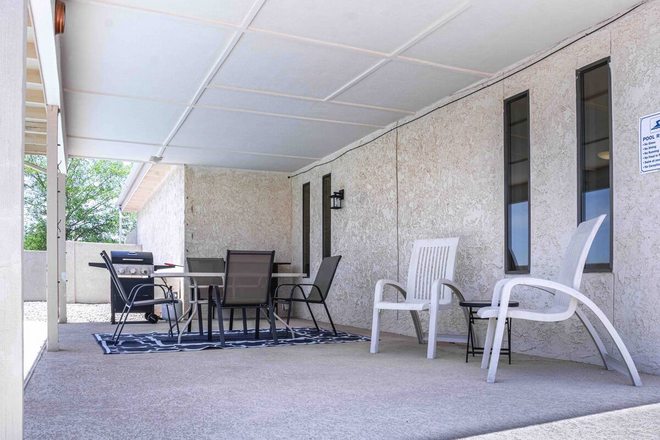 Cheerful Pool Home | 10Min To Lake | Clean | Cozy