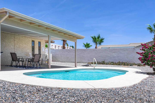 Cheerful Pool Home | 10Min To Lake | Clean | Cozy