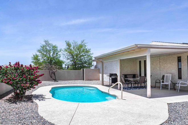 Cheerful Pool Home | 10Min To Lake | Clean | Cozy